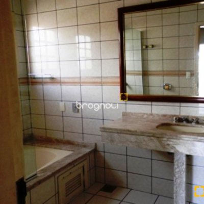Casa com 288m², 4 quartos (sendo 2 suítes), 4 garagens, no bairro Coloninha em Florianópolis
