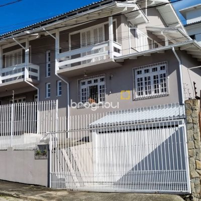 Casa com 288m², 4 quartos (sendo 2 suítes), 4 garagens, no bairro Coloninha em Florianópolis