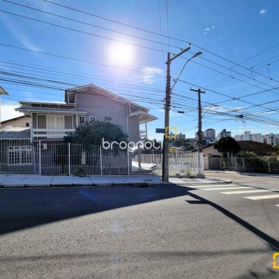 Casa com 288m², 4 quartos (sendo 2 suítes), 4 garagens, no bairro Coloninha em Florianópolis
