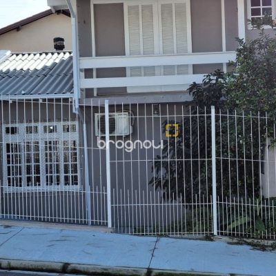 Casa com 288m², 4 quartos (sendo 2 suítes), 4 garagens, no bairro Coloninha em Florianópolis
