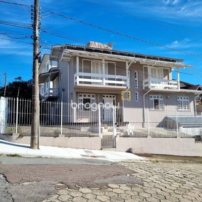 Casa com 288m², 4 quartos (sendo 2 suítes), 4 garagens, no bairro Coloninha em Florianópolis