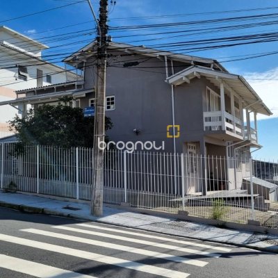 Casa com 288m², 4 quartos (sendo 2 suítes), 4 garagens, no bairro Coloninha em Florianópolis