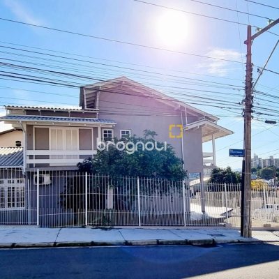 Casa com 288m², 4 quartos (sendo 2 suítes), 4 garagens, no bairro Coloninha em Florianópolis
