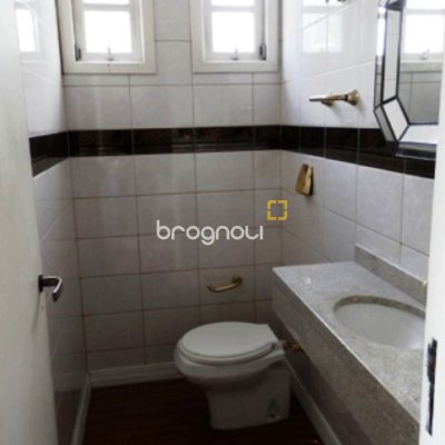 Casa com 288m², 4 quartos (sendo 2 suítes), 4 garagens, no bairro Coloninha em Florianópolis