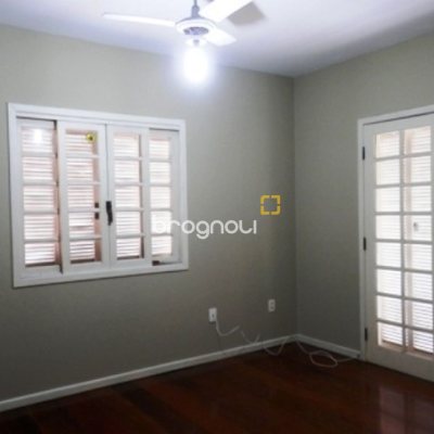 Casa com 288m², 4 quartos (sendo 2 suítes), 4 garagens, no bairro Coloninha em Florianópolis