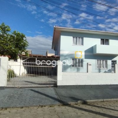 Casa com 312m², 6 quartos, 4 garagens, no bairro Carianos em Florianópolis