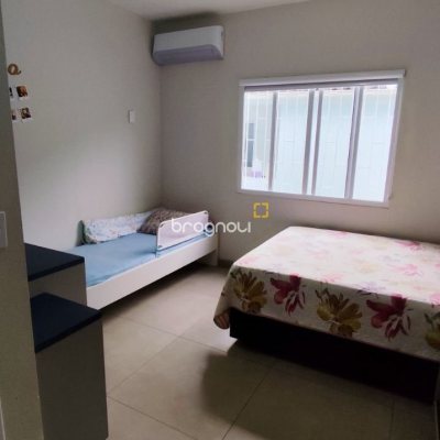 Casa com 312m², 6 quartos, 4 garagens, no bairro Carianos em Florianópolis