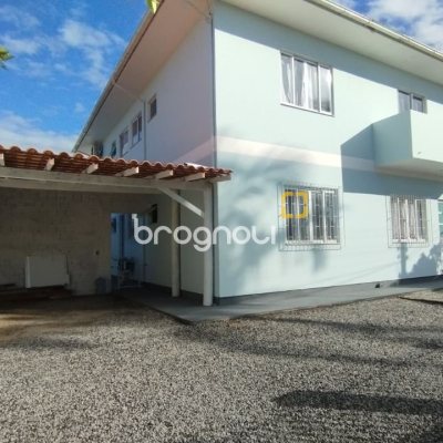 Casa com 312m², 6 quartos, 4 garagens, no bairro Carianos em Florianópolis