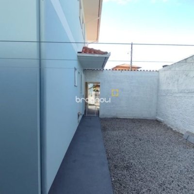 Casa com 312m², 6 quartos, 4 garagens, no bairro Carianos em Florianópolis