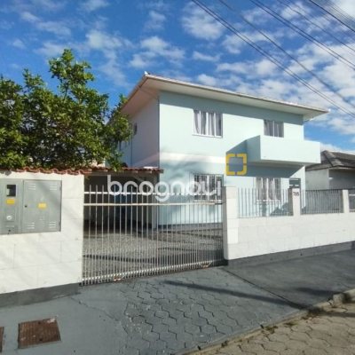 Casa com 312m², 6 quartos, 4 garagens, no bairro Carianos em Florianópolis