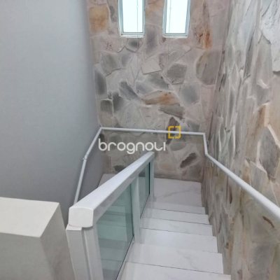 Casa com 147m², 4 quartos (sendo 1 suíte), 4 garagens, no bairro São Sebastião em Palhoça
