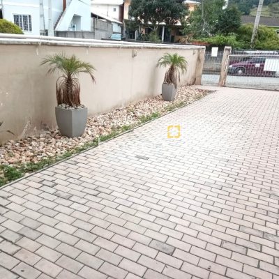 Casa com 147m², 4 quartos (sendo 1 suíte), 4 garagens, no bairro São Sebastião em Palhoça