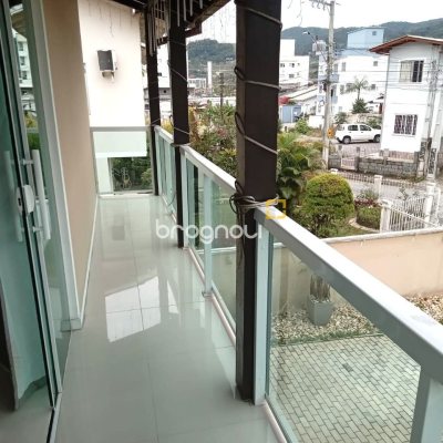 Casa com 147m², 4 quartos (sendo 1 suíte), 4 garagens, no bairro São Sebastião em Palhoça