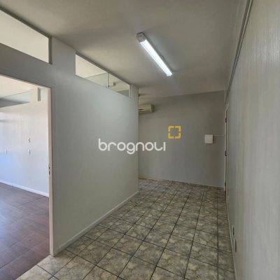 Sala com 40m², 1 garagem, no bairro Estreito em Florianópolis