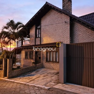 Casa com 278m², 3 quartos (sendo 1 suíte), 2 garagens, no bairro Saco dos Limões em Florianópolis