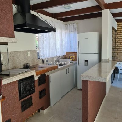 Casa com 278m², 3 quartos (sendo 1 suíte), 2 garagens, no bairro Saco dos Limões em Florianópolis