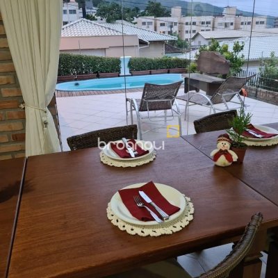 Casa com 278m², 3 quartos (sendo 1 suíte), 2 garagens, no bairro Saco dos Limões em Florianópolis