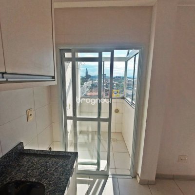 Apartamento com 98m², 3 quartos (sendo 3 suítes), 2 garagens, no bairro Capoeiras em Florianópolis
