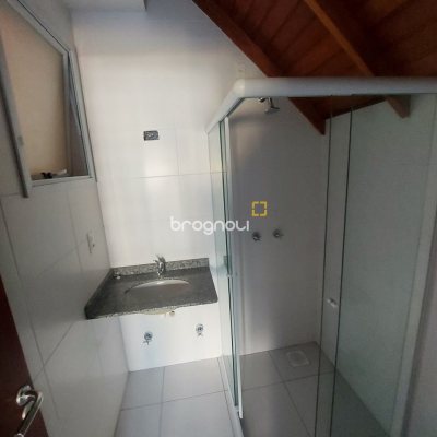 Apartamento com 98m², 3 quartos (sendo 3 suítes), 2 garagens, no bairro Capoeiras em Florianópolis