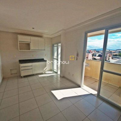 Apartamento com 98m², 3 quartos (sendo 3 suítes), 2 garagens, no bairro Capoeiras em Florianópolis