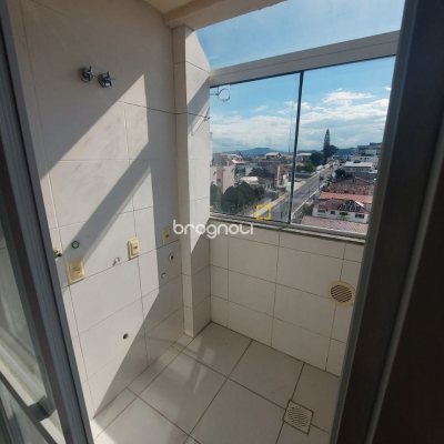 Apartamento com 98m², 3 quartos (sendo 3 suítes), 2 garagens, no bairro Capoeiras em Florianópolis