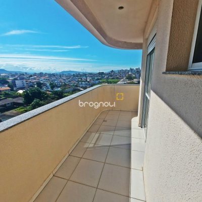 Apartamento com 98m², 3 quartos (sendo 3 suítes), 2 garagens, no bairro Capoeiras em Florianópolis