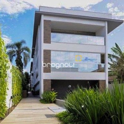 Apartamento com 128m², 3 quartos (sendo 3 suítes), 2 garagens, no bairro Cacupé em Florianópolis