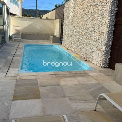 Cobertura com 199m², 3 quartos (sendo 1 suíte), 2 garagens, no bairro Lagoa da Conceição em Florianópolis