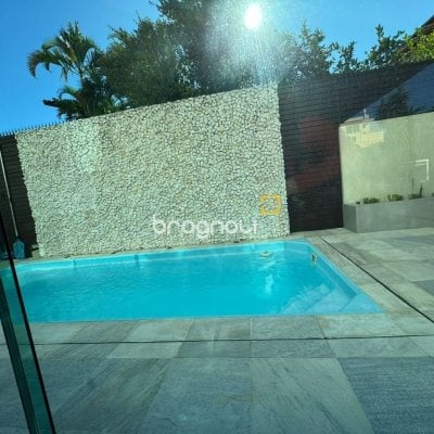 Cobertura com 199m², 3 quartos (sendo 1 suíte), 2 garagens, no bairro Lagoa da Conceição em Florianópolis