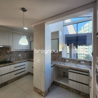 Cobertura com 226m², 3 quartos (sendo 1 suíte), 2 garagens, no bairro Coqueiros em Florianópolis