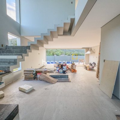 Casa de Condomínio com 275m², 4 quartos (sendo 4 suítes), 4 garagens, no bairro Pedra Branca em Palhoça
