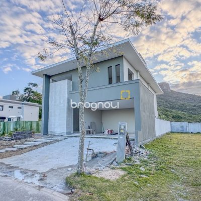 Casa de Condomínio com 275m², 4 quartos (sendo 4 suítes), 4 garagens, no bairro Pedra Branca em Palhoça
