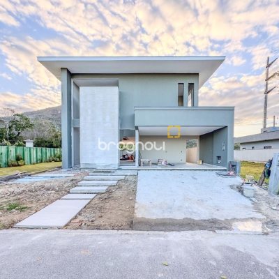 Casa de Condomínio com 275m², 4 quartos (sendo 4 suítes), 4 garagens, no bairro Pedra Branca em Palhoça
