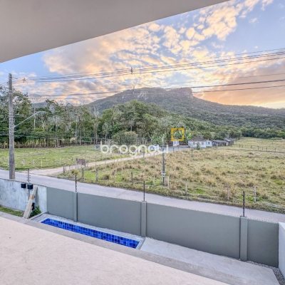 Casa de Condomínio com 275m², 4 quartos (sendo 4 suítes), 4 garagens, no bairro Pedra Branca em Palhoça