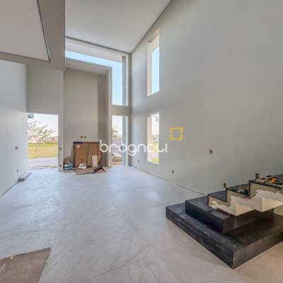 Casa de Condomínio com 275m², 4 quartos (sendo 4 suítes), 4 garagens, no bairro Pedra Branca em Palhoça