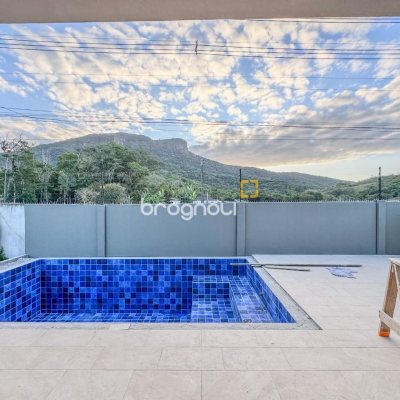 Casa de Condomínio com 275m², 4 quartos (sendo 4 suítes), 4 garagens, no bairro Pedra Branca em Palhoça