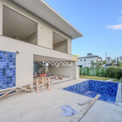 Casa de Condomínio com 275m², 4 quartos (sendo 4 suítes), 4 garagens, no bairro Pedra Branca em Palhoça