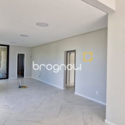 Casa de Condomínio com 181m², 3 quartos (sendo 3 suítes), 2 garagens, no bairro Canasvieiras em Florianópolis