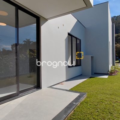Casa de Condomínio com 181m², 3 quartos (sendo 3 suítes), 2 garagens, no bairro Canasvieiras em Florianópolis