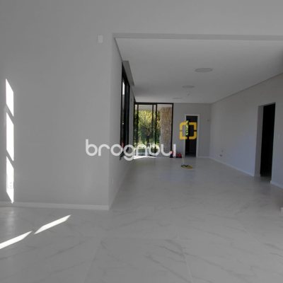Casa de Condomínio com 181m², 3 quartos (sendo 3 suítes), 2 garagens, no bairro Canasvieiras em Florianópolis