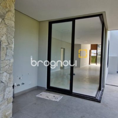 Casa de Condomínio com 181m², 3 quartos (sendo 3 suítes), 2 garagens, no bairro Canasvieiras em Florianópolis