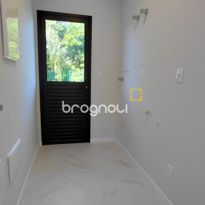 Casa de Condomínio com 181m², 3 quartos (sendo 3 suítes), 2 garagens, no bairro Canasvieiras em Florianópolis