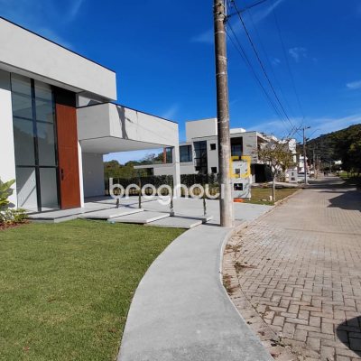 Casa de Condomínio com 181m², 3 quartos (sendo 3 suítes), 2 garagens, no bairro Canasvieiras em Florianópolis