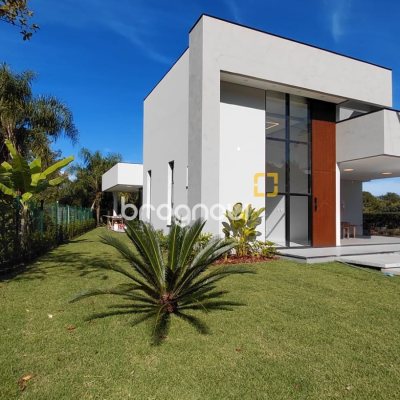 Casa de Condomínio com 181m², 3 quartos (sendo 3 suítes), 2 garagens, no bairro Canasvieiras em Florianópolis