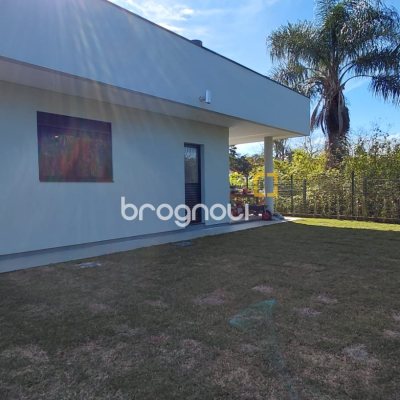 Casa de Condomínio com 181m², 3 quartos (sendo 3 suítes), 2 garagens, no bairro Canasvieiras em Florianópolis
