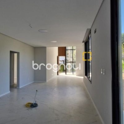 Casa de Condomínio com 181m², 3 quartos (sendo 3 suítes), 2 garagens, no bairro Canasvieiras em Florianópolis