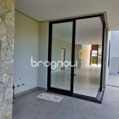 Casa de Condomínio com 181m², 3 quartos (sendo 3 suítes), 2 garagens, no bairro Canasvieiras em Florianópolis