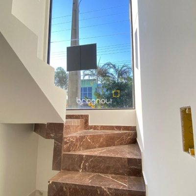 Casa com 70m², 3 quartos (sendo 3 suítes), 2 garagens, no bairro Ingleses em Florianópolis