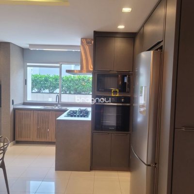 Apartamento com 149m², 4 quartos (sendo 1 suíte), 4 garagens, no bairro Campinas em São José