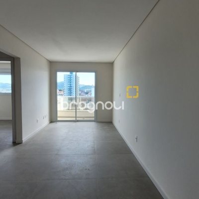 Apartamento com 67m², 2 quartos (sendo 1 suíte), 1 garagem, no bairro Ipiranga em São José